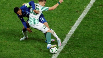 Jesús, con Reece James.