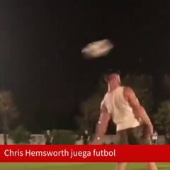 Chris Hemsworth demostró que el fútbol no es lo suyo