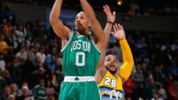 Avery Bradley se levanta ante Jameer Nelson.