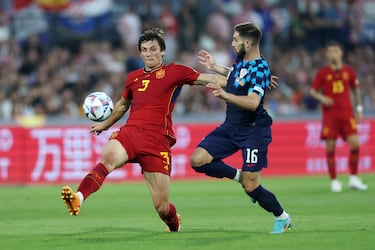 Le Normand y Luka Ivanusec en la disputa por un balón durante el partido.