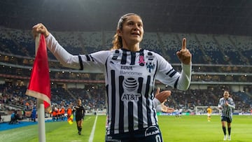 La delantera de las Rayadas se ha colocado en la primera posición del la tabla de goleo con 13 anotaciones, por lo que parece inalcanzable para SanJuana, jugadora de León, que mañana tiene su último partido de fase regular.
EN LA FOTO: