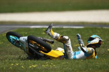 Caída de Juanfran Guevara durante la carrera de Moto3.