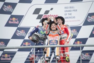 Jorge Lorenzo, Marc M¨¢rquez y Andrea Iannone se hacen un selfie en el podio.