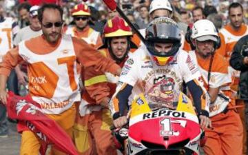 El campeón del mundo de Moto GP, el piloto español Marc Márquez, celebra su título al terminar tercero en la última prueba del mundial el Gran Premio de la Comunidad Valenciana disputado en el Circuito Ricardo Tormo en Cheste (Valencia).