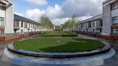 Del octogenario y mítico estadio de Maine Road, el viejo templo del Manchester City, sólo queda este homenaje al círculo central del terreno de juego en el punto exacto en el que estaba. El resto fue demolido para construir 340 casas.