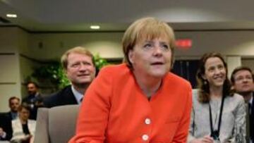 A Angela Merkel le llueven las críticas por viajar al partido