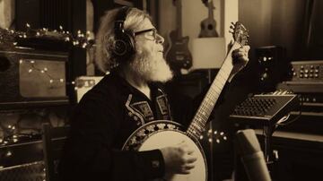 Gustavo Santaolalla, durante una sesión de grabación con su banjo.