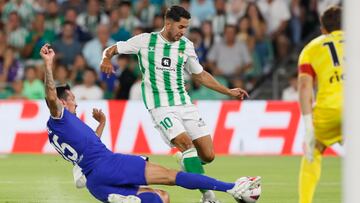 SEVILLA 20/08/2023.- El centrocampista del Betis Ayoze Pérez (detrás) pelea un balón con el defensa montenegrino del Atletico de Madrid Stefan Savic durante el partido de LaLiga disputado este domingo en el estadio Benito Villamarín de Sevilla. EFE/José Manuel Vidal