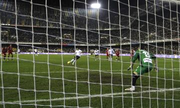 El 15 de noviembre de 2008 Villa se enfrentó por primera vez contra el Sporting. Fue en Mestalla y acabó con victoria visitante del Sporting 2-3.
Villa anotó de penalti el 1-2 momentáneo.