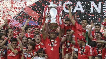 Benfica players celebrate their team&#039;s title victory. 