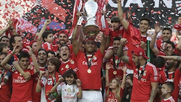 Benfica players celebrate their team&#039;s title victory. 