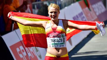 La marchadora espa&ntilde;ola Julia Takacs celebra su medalla en la prueba de 50 kil&oacute;metros marcha en los Europeos de Atletismo de Berl&iacute;n 2018.