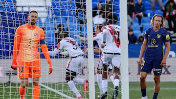 LEGANÉS (MADRID), 15/02/2026.- Los jugadores del Rayo Vallecano celebran su tercer gol durante el partido de la jornada 24 de LaLiga que disputan el Rayo Vallecano y el Atlético de Madrid, en el estadio Butarque de Leganés, este domingo. EFE/Mariscal