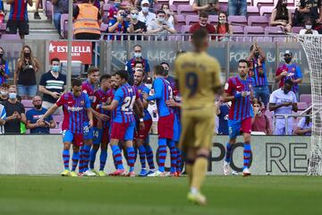 Los jugadores del Barcelona celebrando el gol de Memphis Depay 
