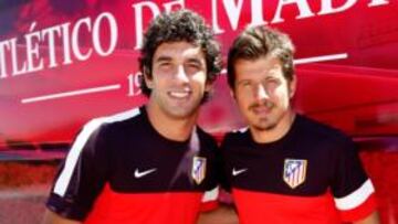<b>HERMANOS. </b>Arda y Emre posan delante del autobús del Atlético de Madrid.