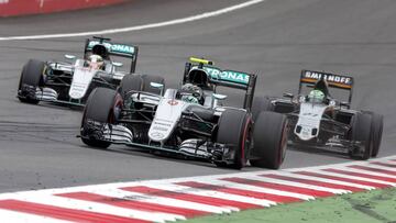 Nico Rosberg y Lewis Hamilton sufrieron un coche en la última vuelta.