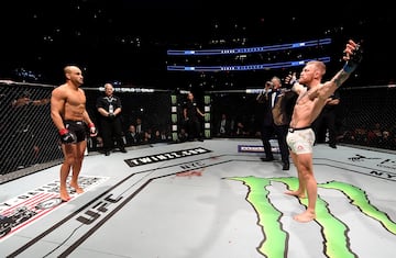 Mcgregor hace historia de la UFC al unificar los títulos del peso pluma y ligero (13/11/2016)