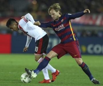 Rakitic pelea el balón con Gonzalo Martínez.