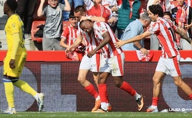 El Sporting mete a dos integrantes en el equipo de esta semana. Otero, otro de los que están completando un año de ensueño, marcó un tanto y dio otro, en la victoria ante el Cádiz.