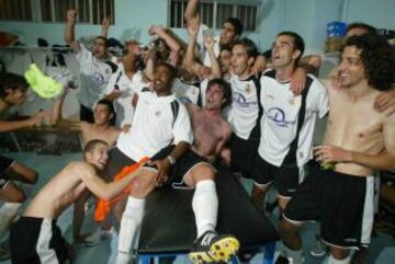 Alegr¨ªa de los jugadores en el vestuario tras conseguir el ascenso a Segunda.
