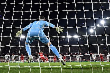 El jugador egipcio del Liverpool lanza a romper por la derecha del Thibaut Courtois y el balón se topa con la parte exterior del palo del guardameta del Real Madrid.