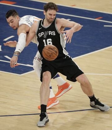 Los dos jugadores españoles se vieron las caras durante el partido de la NBA entre los New York Knicks y los San Antonio Spurs. La victoria fue para los de Gasol por 91-100.