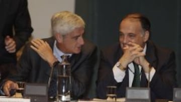 Tebas, presidente de la LFP (der.), con Clemente Villaverde, gerente del Atl&eacute;tico y vicepresidente primero de la Liga.