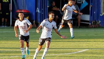 El jugador de Colo Colo, Carlo Villanueva, celebra su gol contra Unión Española durante el partido por la Primera División.