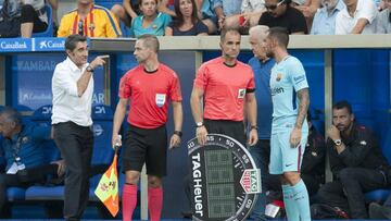 Alcácer recibe indicaciones de Valverde en el partido ante el Alavés