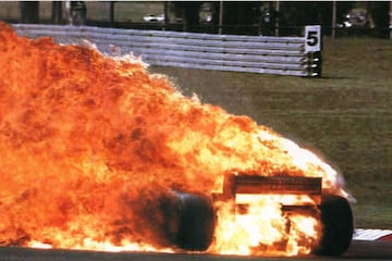 A las dos vueltas de comenzar la carrera, Niki Lauda perdió el control de su Ferrari cuando, remontando tras una mala salida, alcanzaba a Merzario y Ertl. Rebotó en el guardarraíl y regresó al asfalto convertido en una bola de fuego. Pasaron varios segundos hasta que fue socorrido inicialmente por los pilotos Arturo Merzario, Guy Edwards, Brett Lunger y Harald Ertl. Con quemaduras graves por todo el cuerpo, el milagro era sobrevivir. En la imagen, accidente de Niki Lauda en 1976.