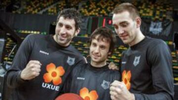 Los jugadores del Uxue Bilbao Basket Alex Mumbrú, Raúl López y el belga Axel Hervelle posan durante el entrenamiento celebrado hoy en el Bilbao Arena.