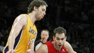 <b>HERMANOS EN ARMAS. </b>Pau Gasol chequea el bote de Calderón.