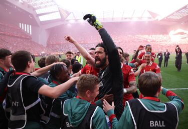 Los Reds celebran el título número 20 de liga tras golear al Tottenham 5-1 en el estadio de Anfield. En la imagen, Alisson Becker