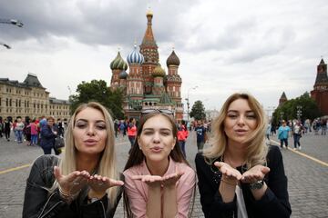 Turistas visitan la Plaza Roja en Moscú, Rusia.
