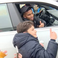 A ilusión no le ganan: Rodrygo no dejó de firmar a pesar de las indicaciones del de seguridad