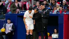 El técnico del Sevilla Quique Sánchez Flores da instrucciones a Lucas Ocampos (i) delantero argentino del equipo hispalense durante el partido de LaLiga entre Atlético de Madrid y Sevilla FC.