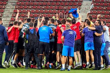 Los jugadores del Rayo Vallecano celebran el ascenso a Primera División tras ganar al Girona 0-2.