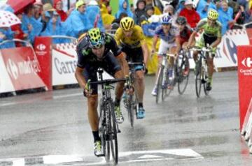 Valverde cruzando la línea de meta. Al fondo se observa al grupo del maillot amarillo.