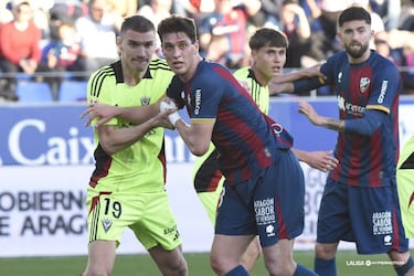 El Mirandés ha ganado poderío defensivo con la llegada de Maras. El central inauguró su cuenta goleadora ante el Huesca, demostrando su fiabilidad aérea, con un buen gol de cabeza.