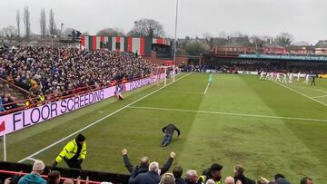Locura por gol de Sinisterra: invade cancha para el gusanito
