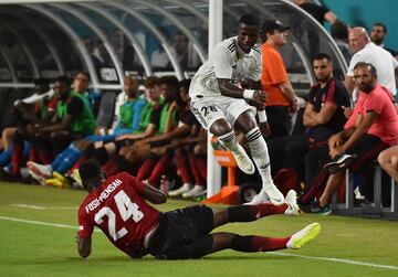 Vinicius Junior con Timothy Fosu-Menseh.