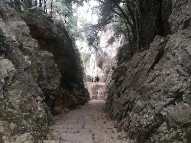 Es uno de los lugares más bonitos de España, pero también uno de los más aislados: hay que bajar más de 750 escalones para entrar