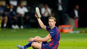 El centrocampista del Barcelona Frenkie de Jong durante el partido de la primera fase de la Liga de Campeones que FC Barcelona y PSG disputan este miércoles en el estadio olímpico Lluis Companys.