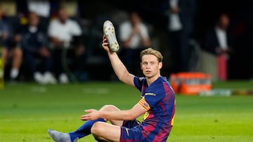 BARCELONA , 01/10/2025.- El centrocampista del Barcelona Frenkie de Jong durante el partido de la primera fase de la Liga de Campeones que FC Barcelona y PSG disputan este miércoles en el estadio olímpico Lluis Companys. EFE/Siu Wu