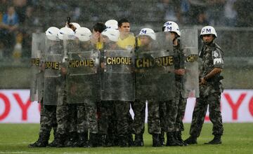 Los antidisturbios de la policía brasileña tuvieron que entrar al terreno de juego para defender al equipo arbitral encabezado por el uruguayo Andrés Cunha.