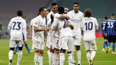 Carvajal abraza a Rodrygo tras su gol (el 0-2), en presencia de Lucas Vázquez, Casemiro, Varane y Modric.
