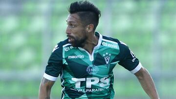 Ftbol, Santiago Wanderers v San Luis.
 Cuarta fecha, Campeonato de Clausura 2016-2017.
 El jugador de Santiago Wanderers, Roberto Saldias, controla el balon durante el partido de primera divisin contra San Luis disputado en el estadio Elas Figueroa de Valparaso, Chile.
 26/02/201
 Sebastian Cisternas/Photosport*************
 
 Football, Santiago Wanderers v San Luis.
 Fourth date, Clousure Championship 2016-2017.
 Santiago Wanderers player, Roberto Saldias,  controls the ball during the first division football match against San Luis at the Elias Figueroa stadium in Valparaiso, Chile.
 26/02/2017
 Sebastian Cisternas/Photosport