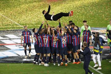 El Barcelona levanta el trofeo de LaLiga en el Camp Nou