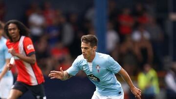 Alfon González controla el balón durante el partido amistoso del Celta contra el Luton Town.