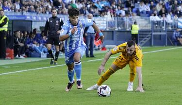 Un autogol de Erik Morán alegra la vida a un tenso Málaga